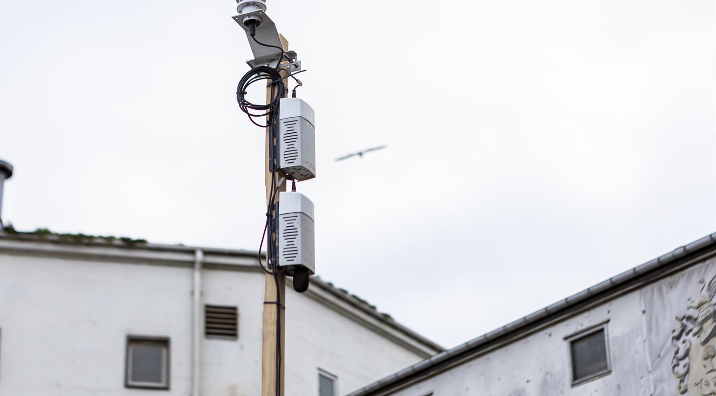 Sensor der er h�ngt op p� en mast til at m�le luften p� fremtidens gr�nne byggeplads